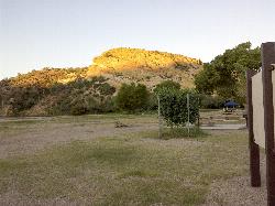 Picnic tables at the Butcher Jones Day Use Area below the cliff on the cove. courtesy of davidpinter&nearr; (CC BY 3.0&nearr;)
