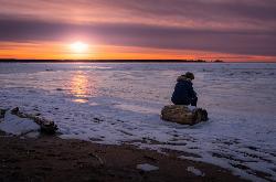 A child watching the sun go down over Oneida Lake from the Verona Beach shore. courtesy of John Brighenti from Rockville, MD, United States&nearr; (CC BY 2.0&nearr;)