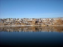 Starvation Reservoir in winter, with skim ice on the water and snow on the bluffs. courtesy of Staplegunther (talk)David Jolley&nearr; (CC BY-SA 3.0&nearr;)