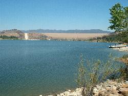 Castaic Lagoon looking north toward the face of Castaic Dam. courtesy of Summit Hopper&nearr; (CC BY 2.0&nearr;)