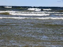 Breakers rolling in from Lake Ontario off the beach. courtesy of PunkToad&nearr; (CC BY 2.0&nearr;)