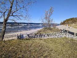Dune walkovers and the beach in autumn, with Lake Ontario on the left. courtesy of PunkToad&nearr; (CC BY 2.0&nearr;)