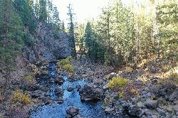 The McCloud River flowing over boulders just below Middle Falls. courtesy of Sergey Yarmolyuk&nearr; (CC BY-SA 4.0&nearr;)