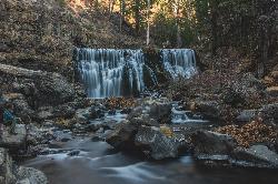 Middle Falls seen from the boulders at the bottom of the canyon. courtesy of Michael Kahn&nearr; (CC BY-SA 4.0&nearr;)