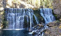 Middle Falls at lower water, split into several curtains over the basalt ledge. courtesy of Sergey Yarmolyuk&nearr; (CC BY-SA 4.0&nearr;)