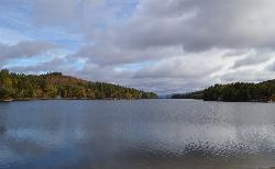 Long Lake seen from the town beach on an overcast fall day. courtesy of Idawriter&nearr; (CC BY-SA 3.0&nearr;)