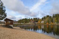 The west end of Long Lake Town Beach with the restroom building and the Route 30 bridge beyond. courtesy of Idawriter&nearr; (CC BY-SA 3.0&nearr;)