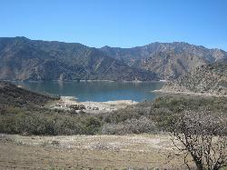 Vaquero Beach at low water in March 2008, with a wide band of exposed sand below the picnic area. courtesy of Roman Fuchs&nearr; (CC BY-SA 3.0&nearr;)