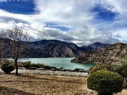 The Vaquero cove of Pyramid Lake from the hillside above the beach in December 2014. courtesy of tinyfroglet&nearr; (CC BY 2.0&nearr;)