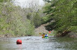 Two kayakers following the buoy-marked water trail through a narrow finger of the lake. courtesy of mostateparks&nearr; (Public domain&nearr;)