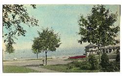 Hand-tinted 1920s view of the Mount Baker Park shoreline and its old lakeside boathouse on Lake Wash courtesy of William Creswell from Bremerton, Washington, USA&nearr; (CC BY 2.0&nearr;)