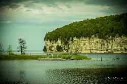 The limestone cliffs above Snail Shell Harbor, the north end of the park's Big Bay de Noc shoreline. courtesy of Tigin Philip Samuel&nearr; (CC BY-SA 4.0&nearr;)