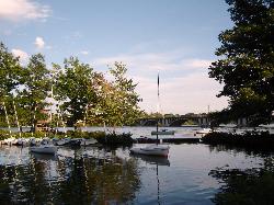 Sailboats moored at Regatta Point, with the Burns Bridge across the lake behind them. courtesy of Chanilim714&nearr; (CC BY-SA 3.0&nearr;)