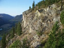 The rock cliffs that rise above Alta Lake State Park, with the lake visible below. courtesy of f3lix85&nearr; (CC BY 2.0&nearr;)