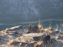 A rocky outcrop on the park's trail high above the lake. courtesy of f3lix85&nearr; (CC BY 2.0&nearr;)