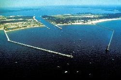 Aerial view of the Muskegon harbor entrance and breakwaters; the state park's Lake Michigan beach li courtesy of U.S. Army Corps of Engineers, photographer not specified or unknown&nearr; (Public domain&nearr;)