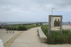 The walkway from the pavilion toward the breakwater and the lake. courtesy of Chris Light&nearr; (CC BY-SA 4.0&nearr;)