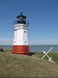 The Vermilion Lighthouse replica at the west end of Main Street Beach, with Lake Erie behind it. courtesy of Dougtone&nearr; (CC BY-SA 2.0&nearr;)