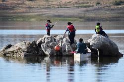 A granite outcrop standing in Hensley Lake, the kind of rock that sits just underwater when levels r courtesy of U.S. Army Corps of Engineers Sacramento District&nearr; (Public domain&nearr;)