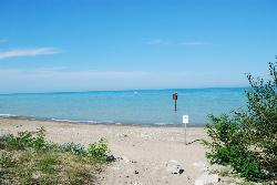 Rosewood Beach and Lake Michigan before the 2015 cove rebuild. courtesy of Ronincmc&nearr; (CC BY-SA 3.0&nearr;)