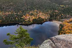 The beach and south end of Echo Lake from the Beech Cliff Trail in fall. courtesy of NPS / Victoria Stauffenberg derivative work: User:Maps and stuff (cropped to 3:2 ratio, mostly from &nearr; (Public domain&nearr;)