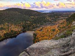Echo Lake Beach at the end of the lake, seen from the Beech Cliff Loop at sunset. courtesy of Victoria Stauffenberg&nearr; (Public domain&nearr;)