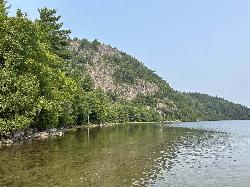 Calm, clear shallows near the beach looking north toward Beech Cliff. courtesy of FizzyBrian&nearr; (CC BY-SA 4.0&nearr;)