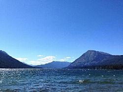 Looking west up Lake Wenatchee from the South Park shore, toward the mountains at the head of the la courtesy of dnak&nearr; (CC BY 2.0&nearr;)