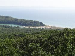 North Bar Lake and the sandy strip separating it from Lake Michigan, from the overlook. courtesy of westher&nearr; (CC BY 2.0&nearr;)