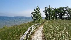 The dune-top boardwalk above Saginaw Bay at Port Crescent State Park. courtesy of Notorious4life (talk) (Uploads)&nearr; (CC0&nearr;)