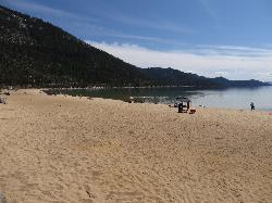 The wide sand beach at Sand Harbor sloping down to the lake. courtesy of Ken Lund from Reno, Nevada, USA&nearr; (CC BY-SA 2.0&nearr;)