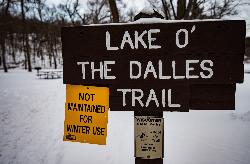 Sign for the Lake O' the Dalles Trail, which circles the lake from the beach area. courtesy of Tony Webster from Minneapolis, Minnesota, United States&nearr; (CC BY-SA 2.0&nearr;)