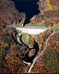 Aerial view of Edward MacDowell Lake and the earthen dam across Nubanusit Brook. courtesy of U.S. Army Corps of Engineers, photographer not specified or unknown&nearr; (Public domain&nearr;)