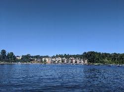 Juanita Beach Park seen from the water of Juanita Bay. courtesy of Bernie Ongewe&nearr; (CC BY-SA 3.0&nearr;)