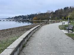The waterfront promenade and beach along the swim area at Juanita Beach Park. courtesy of Steven Pavlov&nearr; (CC BY-SA 4.0&nearr;)