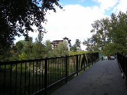 Looking from Blackbird Island back across the footbridge to the mainland side of the park. courtesy of Joe Mabel&nearr; (CC BY-SA 3.0&nearr;)