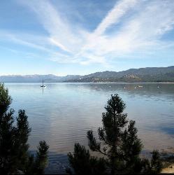 Calm water and buoys off the shoreline just east of Lakeview Commons. courtesy of Николай Максимович&nearr; (CC BY 3.0&nearr;)
