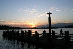 Sunset over Puddingstone Reservoir from a lakeside pier. courtesy of Plane777 at English Wikipedia&nearr; (Public domain&nearr;)
