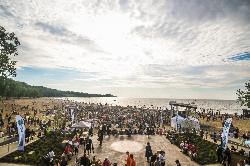 A summer crowd on Edgewater Beach looking out over Lake Erie. courtesy of Erik Drost&nearr; (CC BY 2.0&nearr;)