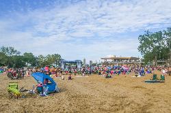 The Edgewater Beach House seen from the sand on a busy summer day. courtesy of Erik Drost&nearr; (CC BY 2.0&nearr;)