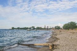 Waves along the Edgewater Beach shoreline, with the downtown Cleveland skyline to the east. courtesy of Erik Drost&nearr; (CC BY 2.0&nearr;)