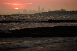 Sunrise over the Huntington Beach breakwalls, looking east across Lake Erie toward Cleveland. courtesy of Erik Drost&nearr; (CC BY 2.0&nearr;)