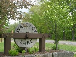 The millstone sign at the Wallace Lake entrance on Valley Parkway, a nod to the grindstones once cut courtesy of Chris Light&nearr; (CC BY-SA 4.0&nearr;)
