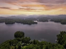 Evening light over the open water of Santeetlah Lake near Cheoah Point. courtesy of Harrison Keely&nearr; (CC BY 4.0&nearr;)