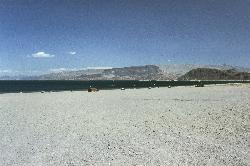 The wide gravel beach and lake at Boulder Beach in August 1995. courtesy of Giorgio Galeotti&nearr; (CC BY-SA 4.0&nearr;)