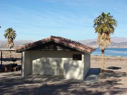 Fan palms and a picnic shelter above the water at Boulder Beach. courtesy of Forest & Kim Starr&nearr; (CC BY 3.0&nearr;)