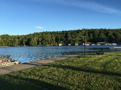 The lawn and shoreline walkway along Old Forge Pond at the town lakefront. courtesy of Guitarbogus&nearr; (CC BY-SA 4.0&nearr;)