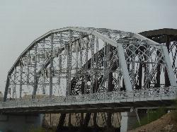The Ocean-to-Ocean Highway Bridge seen from the Arizona bank at Gateway Park. courtesy of Chris English&nearr; (CC BY-SA 3.0&nearr;)