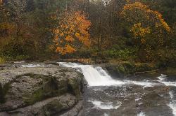 A chute at Smith River Falls with mossy sandstone in the foreground. courtesy of BLM Oregon & Washington&nearr; (CC BY 2.0&nearr;)