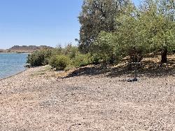 Shaded shoreline site with a grill on the North Shore. courtesy of BLMArizona&nearr; (Public domain&nearr;)